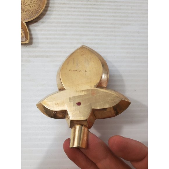 Vintage small etched brass leaf ashtray- aged - set of three - Picture 5 of 10